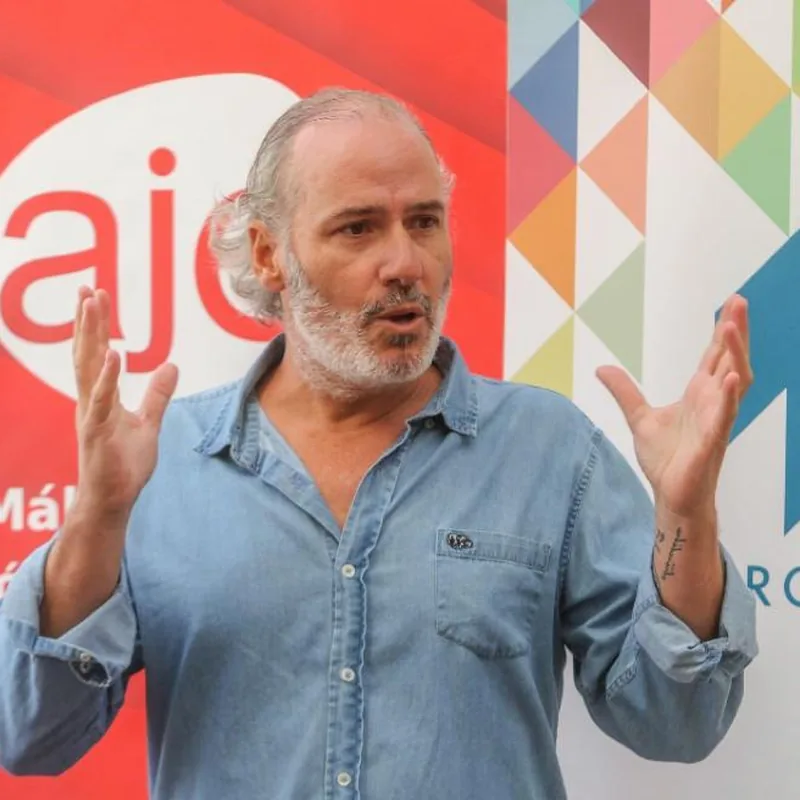 Jorge Iparraguirre gesticulando durante una charla en AJE Málaga