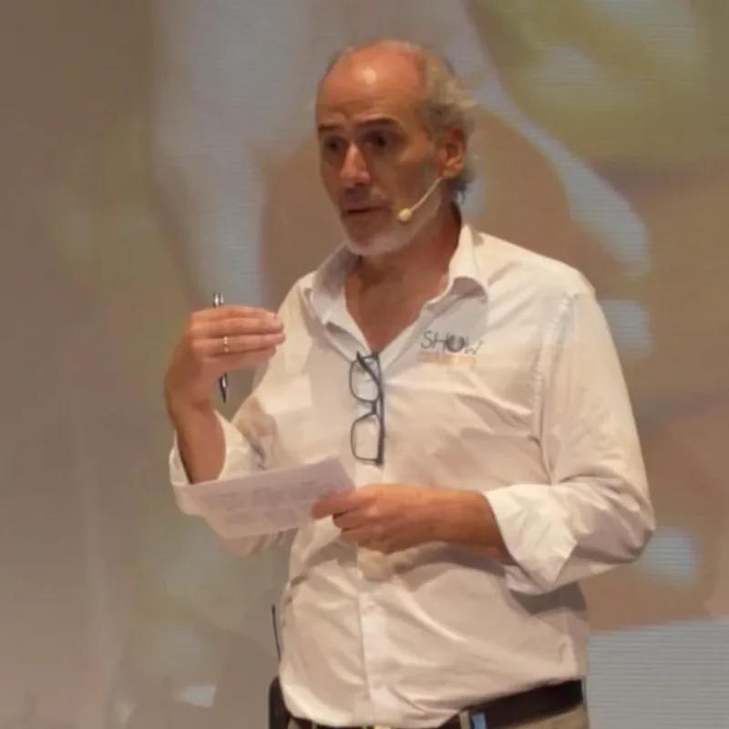 Jorge Iparraguirre impartiendo una charla sobre un escenario